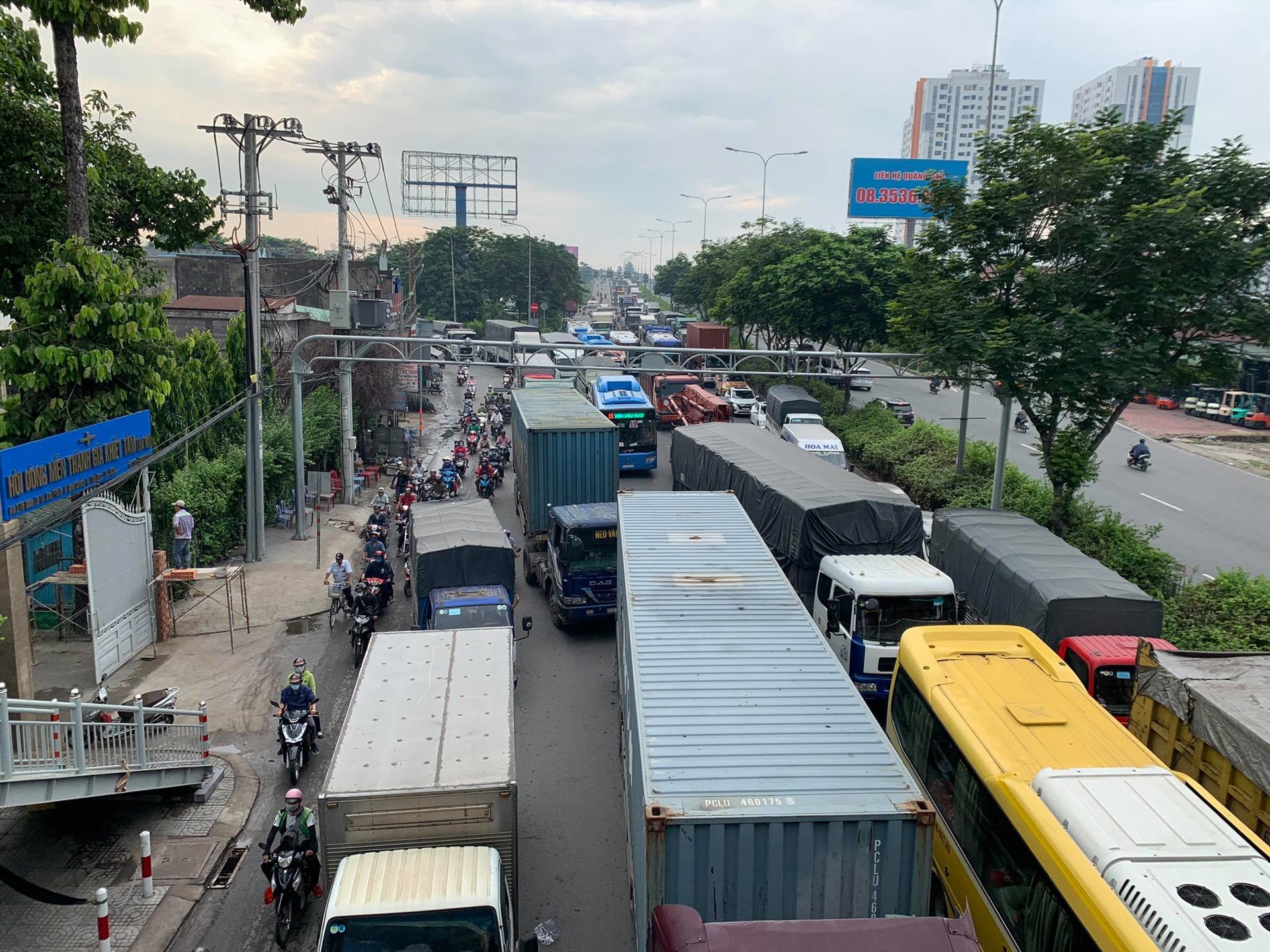 Hơn 4km quốc lộ 1 từ cầu vượt Gò Dưa (phường Tam Bình, quận Thủ Đức, TPHCM) đến khu vực cầu vượt Sóng Thần (TX Dĩ An, Bình Dương) xảy ra tình trạng ùn ứ. Ảnh: HỮU HUY