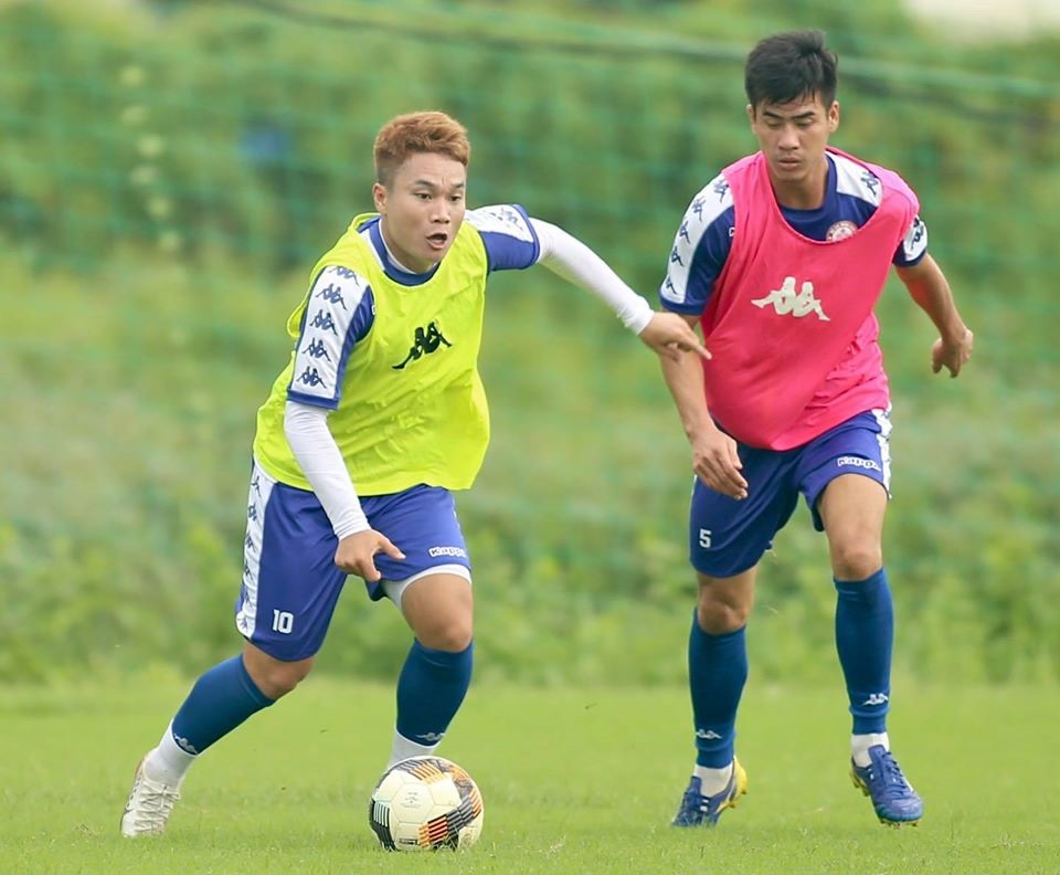 Tiền vệ Trần Phi Sơn (áo xanh) tích cực tập luyện trước trận đấu quan trọng. Ảnh: TPHCM FC