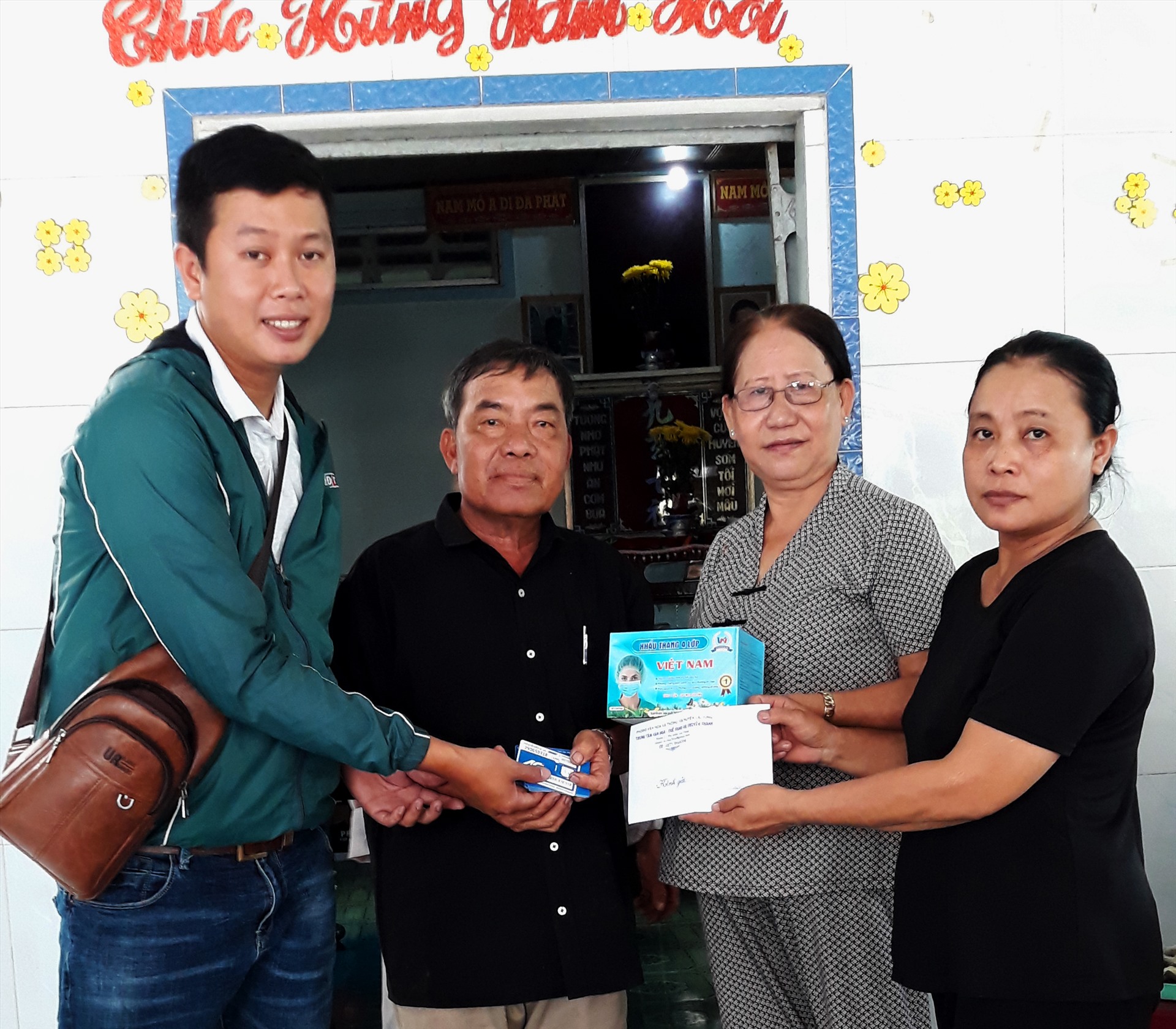 Hiền trong lần trao tiền hỗ trợ cho Tổ muối tiêu từ thiện xã Phong Hòa. Ảnh: LT