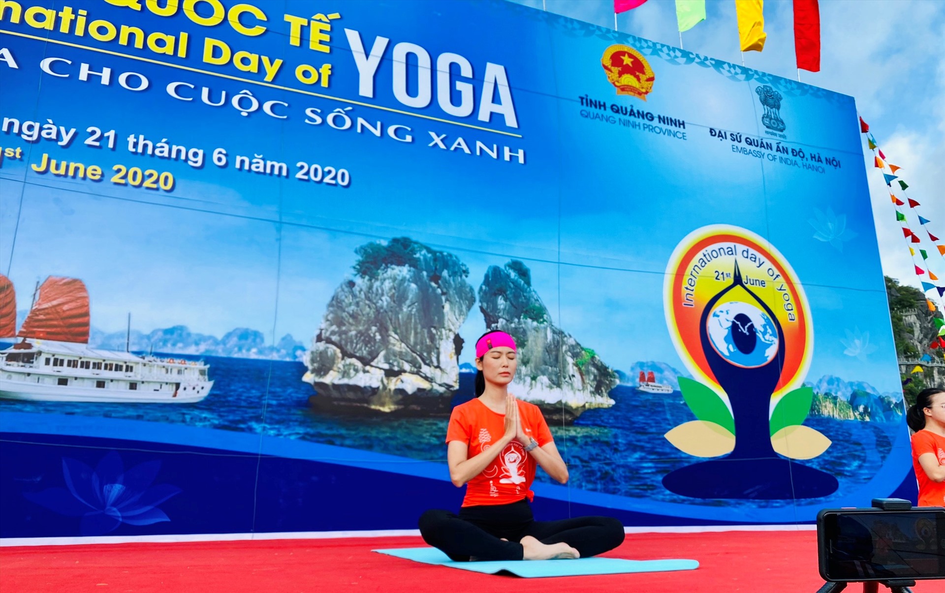 Hơn 3.000 người biểu diễn Yoga bên bờ vịnh Hạ Long