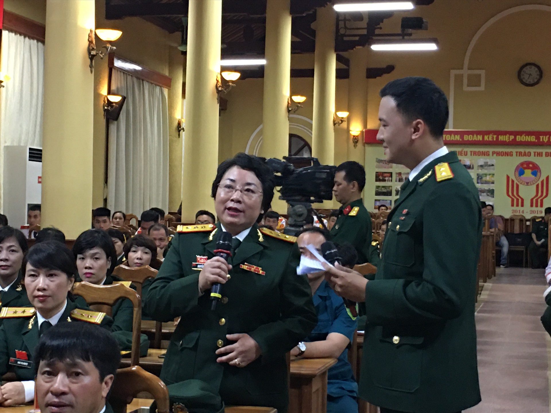 Thượng tá Nguyễn Thị Hường (bên trái ảnh) - Chủ nhiệm chính trị, Chủ tịch Công đoàn Nhà máy Z129 (Tổng cục Công nghiệp Quốc phòng), một trong 92 điểm hình tiến tiến - chia sẻ kinh nghiệm tại buổi gặp mặt. Ảnh: Thu Trà