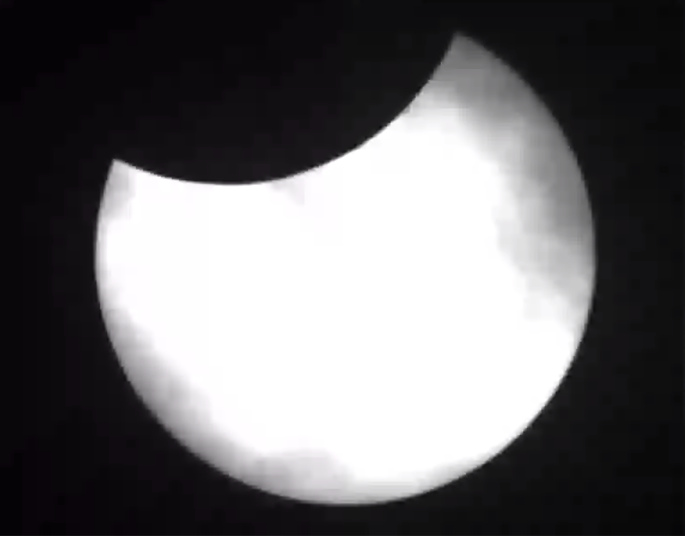 Những hình ảnh đầu tiên về hiện tượng nhật thực tại Hà Nội
