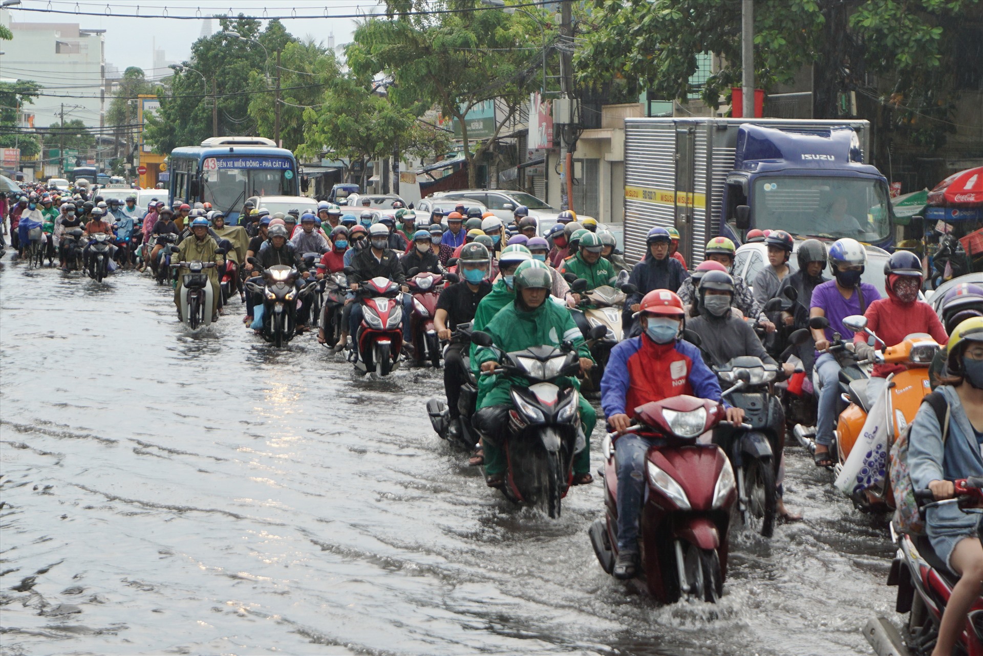 Quốc lộ 13 đoạn qua Bến xe Miền Đông (quận Bình Thạnh) bị ngập nước kéo dài hơn 1km.   Ảnh: Minh Quân