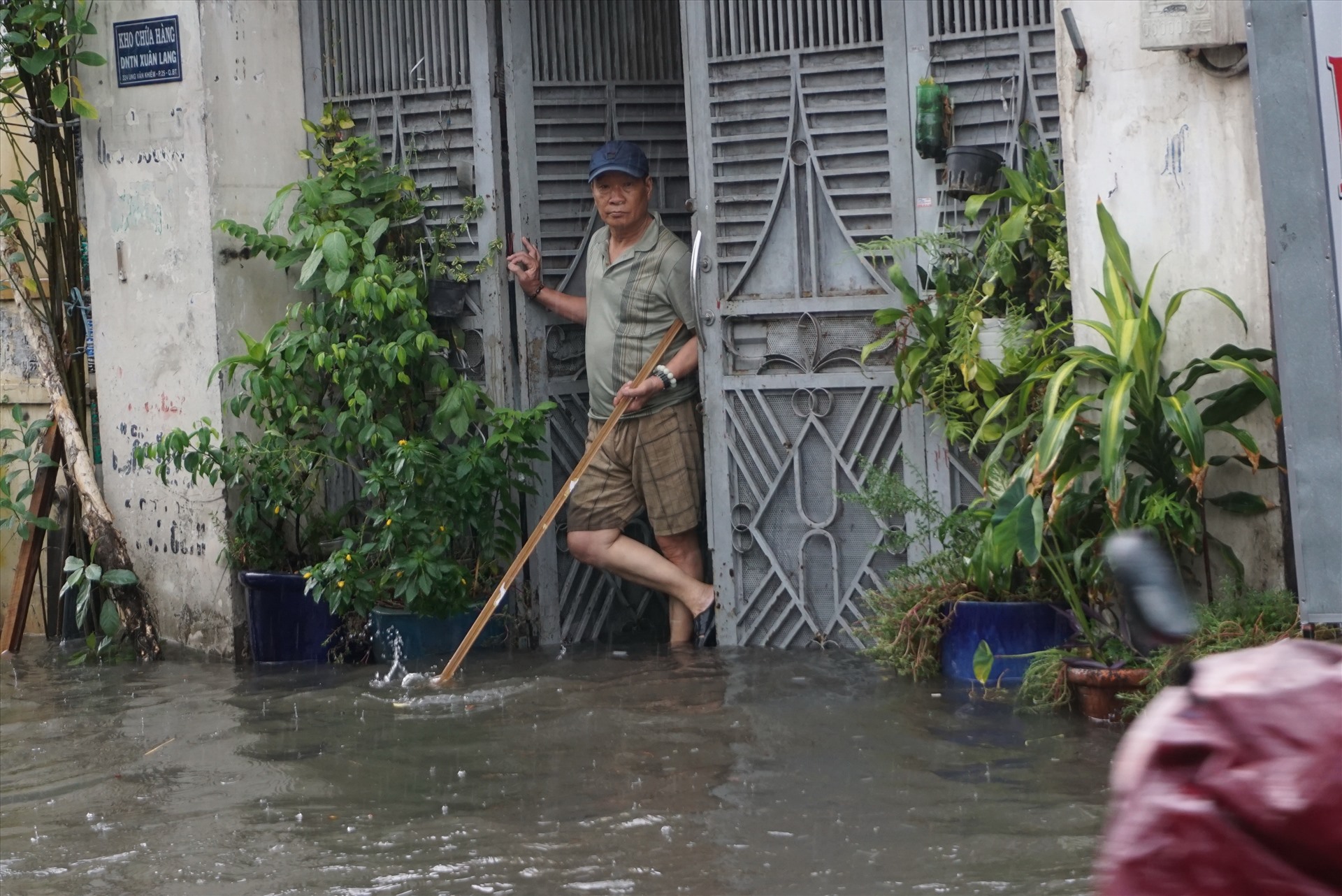 Ông Minh (48 tuổi, nhà trên đường Ung Văn Khiêm) cho biết mưa dai dẳng từ trưa, nước ngoài đường dâng cao, tràn vào nhà. “Tui phải đứng cầm gậy vớt rác khỏi trôi vào trong nha” - ông Minh nói.