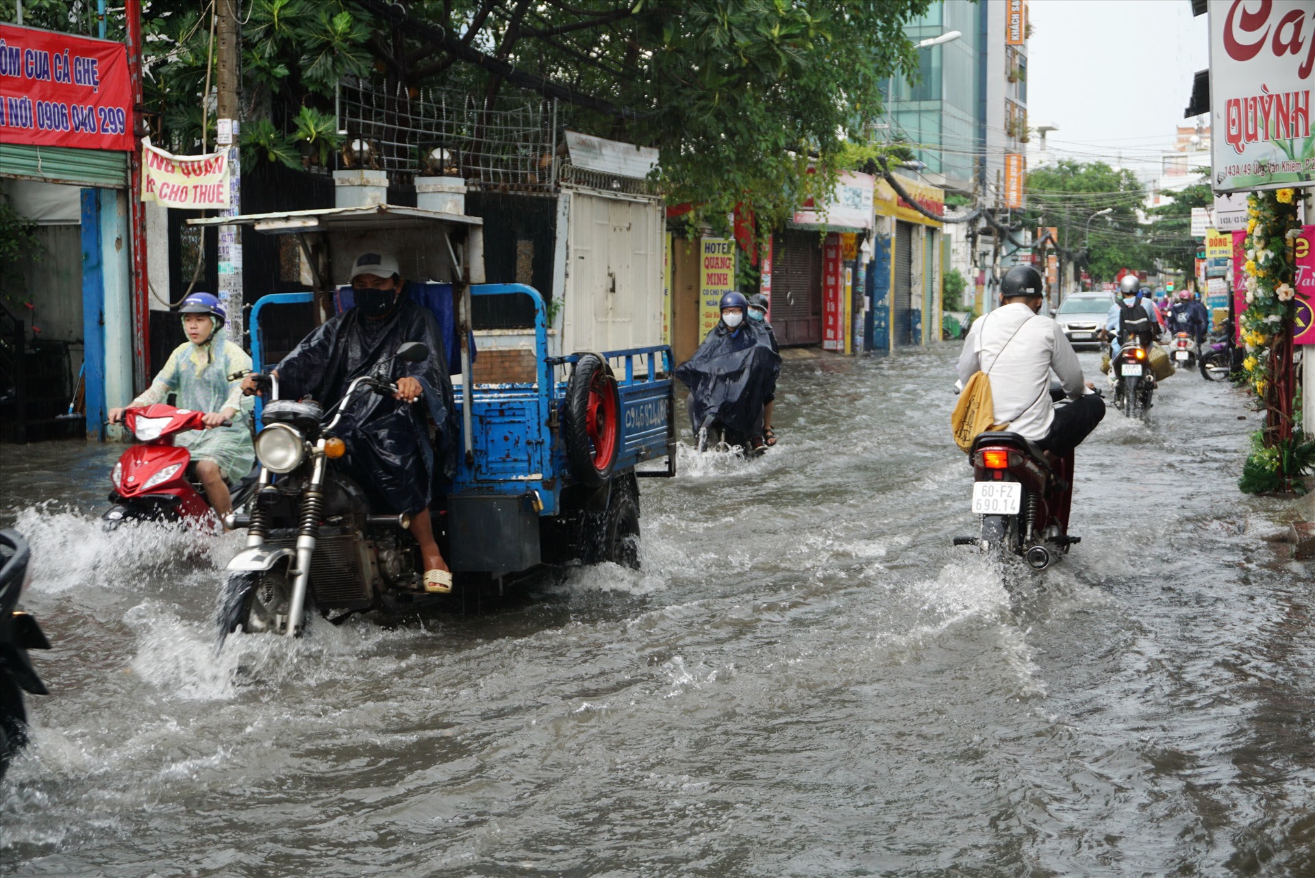 Mưa lớn cũng khiến đường Ung Văn Khiêm (quận Bình Thạnh) ngập nặng, người dân phải chật vật di chuyển trong khu vực ngập.   Ảnh: Minh Quân