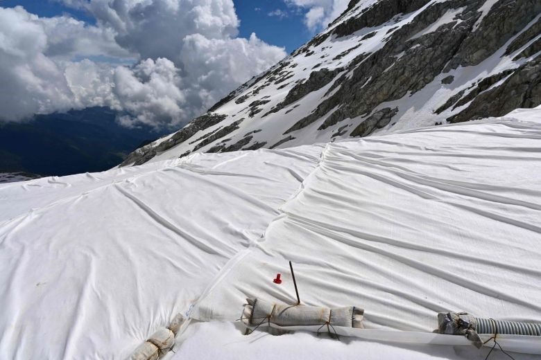 Cận cảnh các tấm vải bạt địa kĩ thuật khổng lồ được phủ lên để bảo vệ sông băng Presena ở Italia, 19.6. Ảnh: AFP