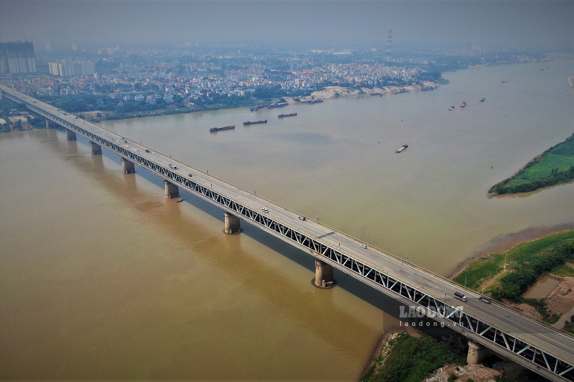 Cầu Thăng Long khánh thành vào năm 1985, tính đến nay vừa tròn 35 năm khai thác sử dụng và lần đầu tiên tiến hành sửa chữa mặt cầu vào năm 2009.