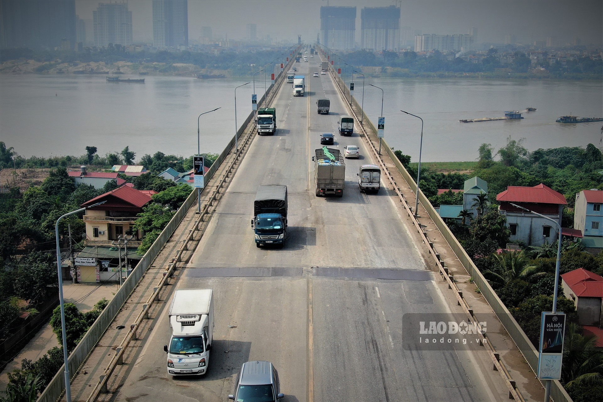 Tuy nhiên đến nay, lớp bê tông nhựa mặt cầu đã bị xô dồn, nứt ngang mặt do độ dính bám giữa bê tông nhựa mới và bản thép phía dưới không đạt yêu cầu.