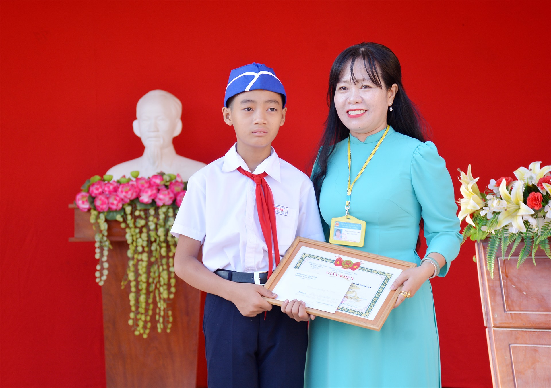 Bà Phan Thị Ngọc Mai, Hiệu trưởng Trường THCS Long An khen thưởng cho em Đạt. Ảnh: Ngọc Mai