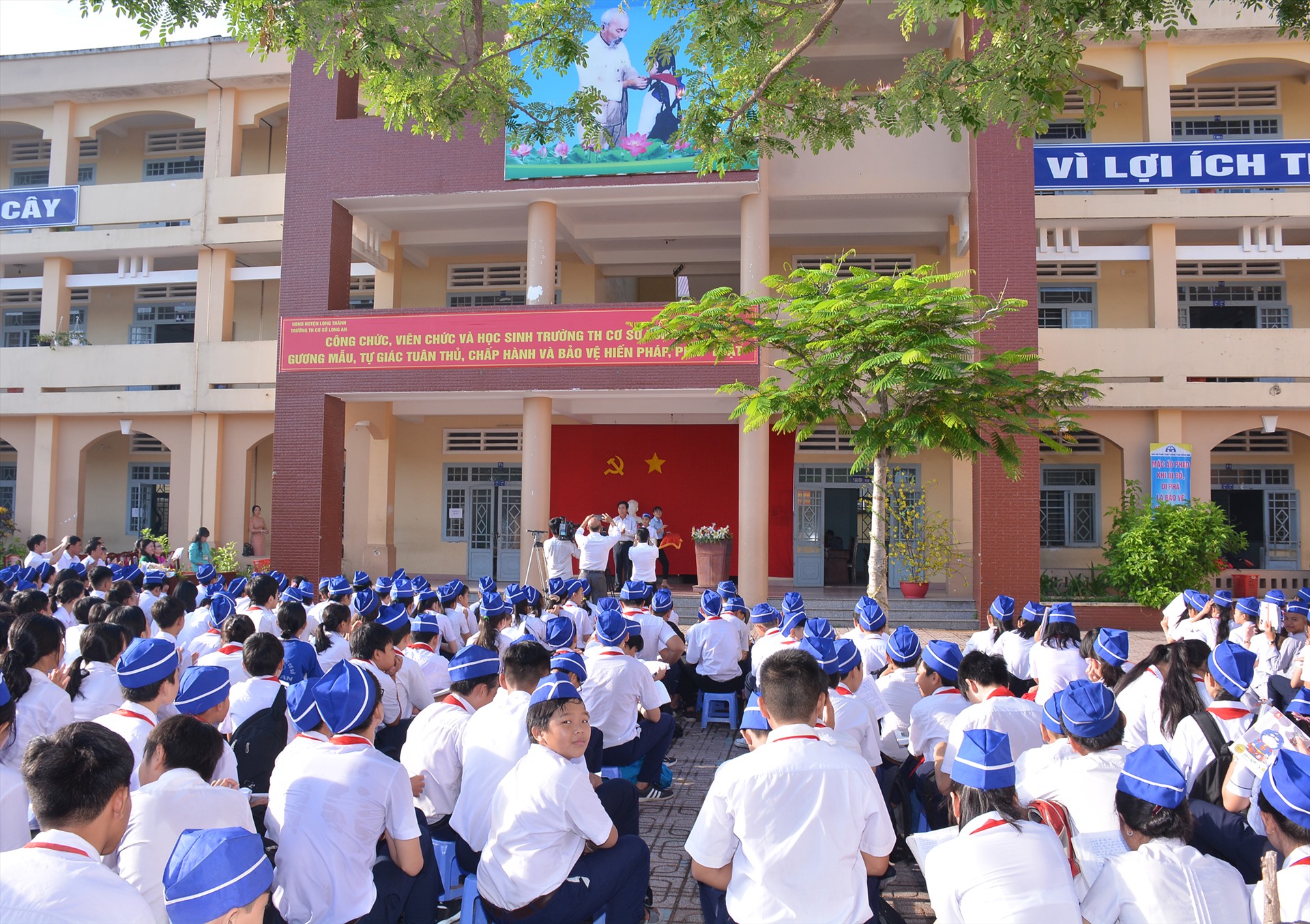 Buổi lễ có rất đông mạnh thường quân, doanh nghiệp... tới động viên cho em Đạt. Ảnh: Ngọc Mai