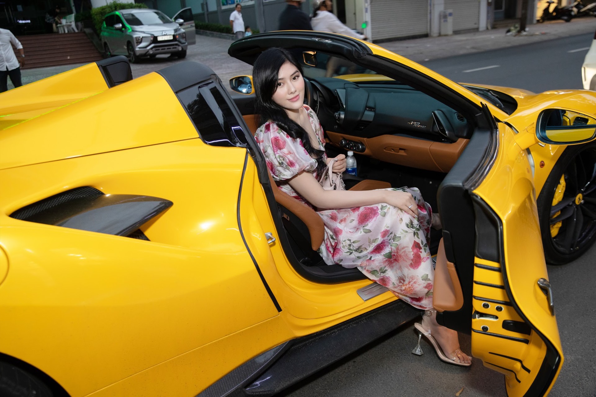 Hoa hậu Huỳnh Tiên đi siêu xe đến tham dự sự kiện tại TPHCM.