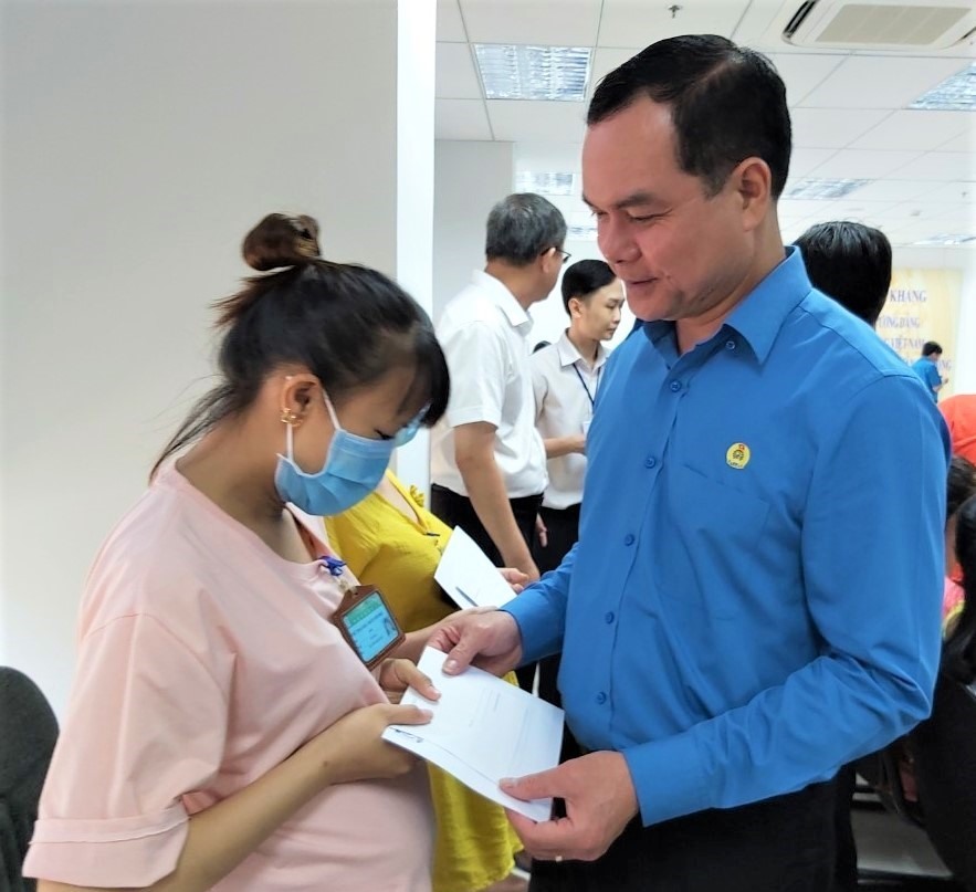 Chủ tịch Tổng LĐLĐVN Nguyễn Đình Khang tặng quà cho các nữ công nhân mang thai của Công ty cổ phần Giày da Huê Phong (TP. HCM) vào ngày 3.6 vừa qua. Ảnh Nam Dương