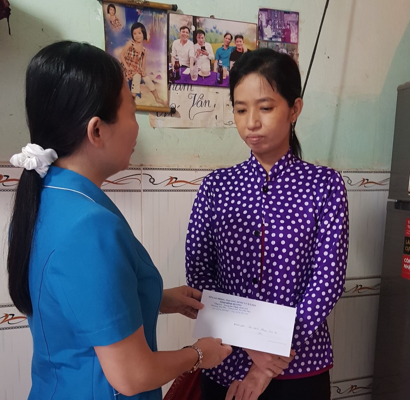 Đoàn trao hỗ trợ chị Nguyệt vợ nạn nhân bị tai nạn lao động ở phường Thuận Giao, thành phố Thuận An. Ảnh: Dương Bình