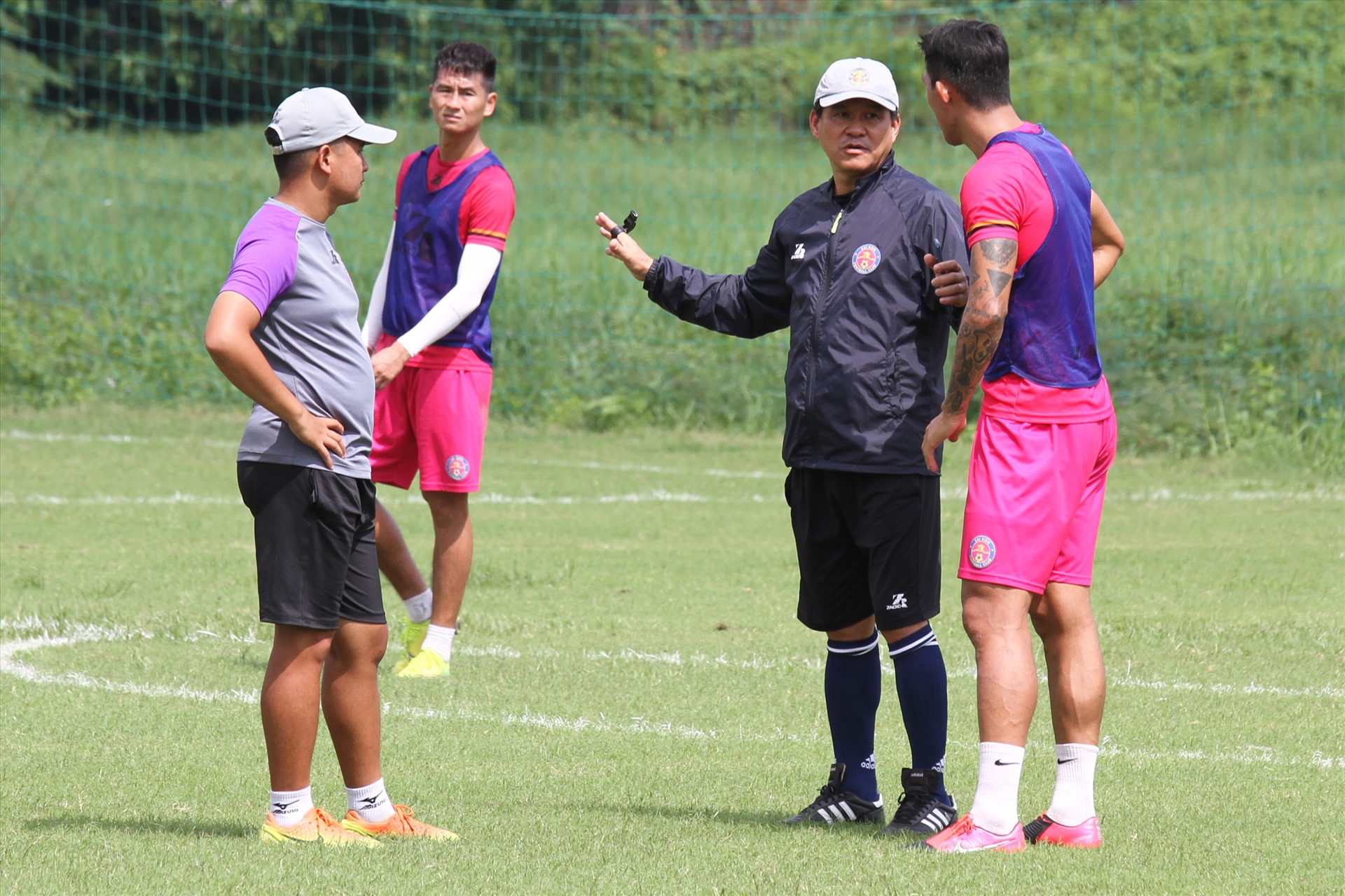 Ban huấn luyện Sài Gòn FC trao đổi rất kỹ với các cầu thủ trong buổi tập. Ảnh: Thanh Vũ