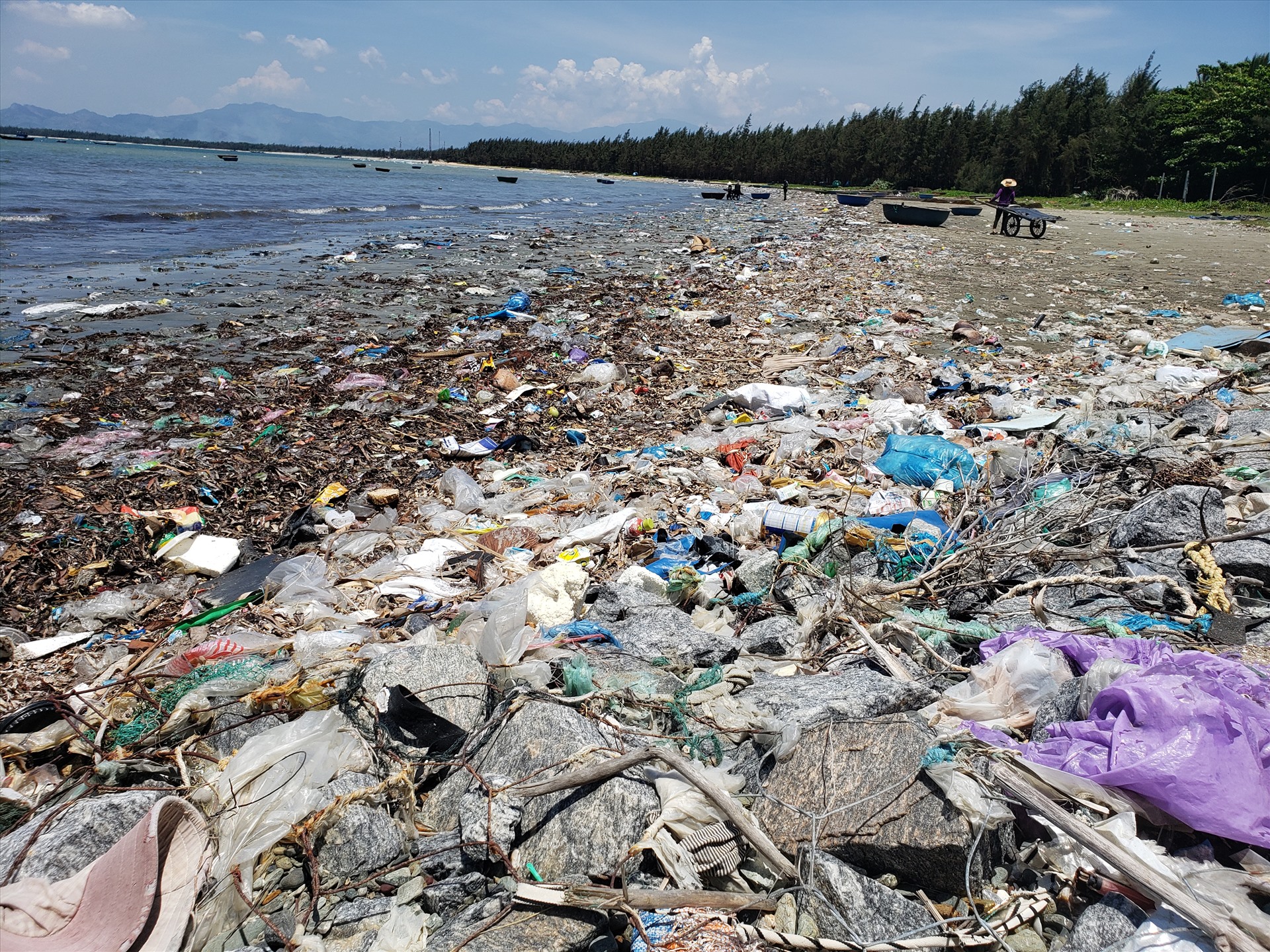 Hơn 1km bờ biển ở xã đảo Tam Hải ngập tràn rác thải như túi ni lông, và những vật dụng gia đình.