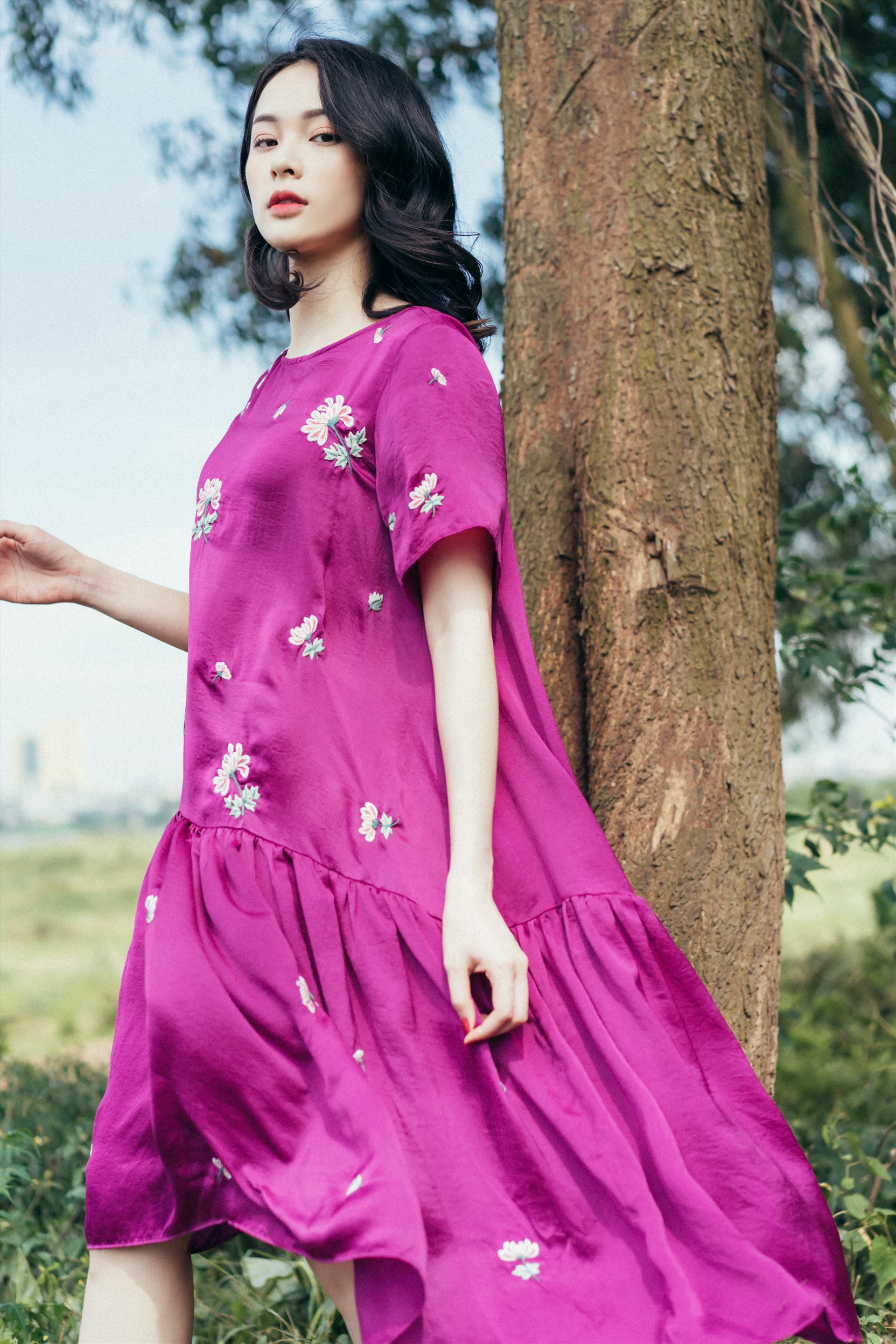 Trong bộ ảnh thời trang mới nhất vừa thực hiện tại Hà Nội, nữ diễn viên phim “Tấm Cám: Chuyện chưa kể” khoe vẻ đẹp mong manh. Ảnh: Tuanti.