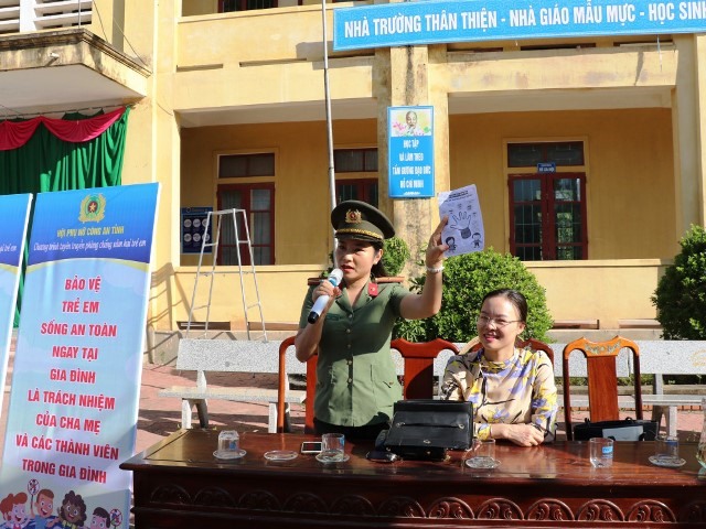 Thiếu tá Phan Thị Tú Hồng - Chủ tịch Hội Phụ nữ Công an tỉnh Hà Tĩnh tuyên truyền cách phòng chống xâm hại trẻ em. Ảnh: CA HT.