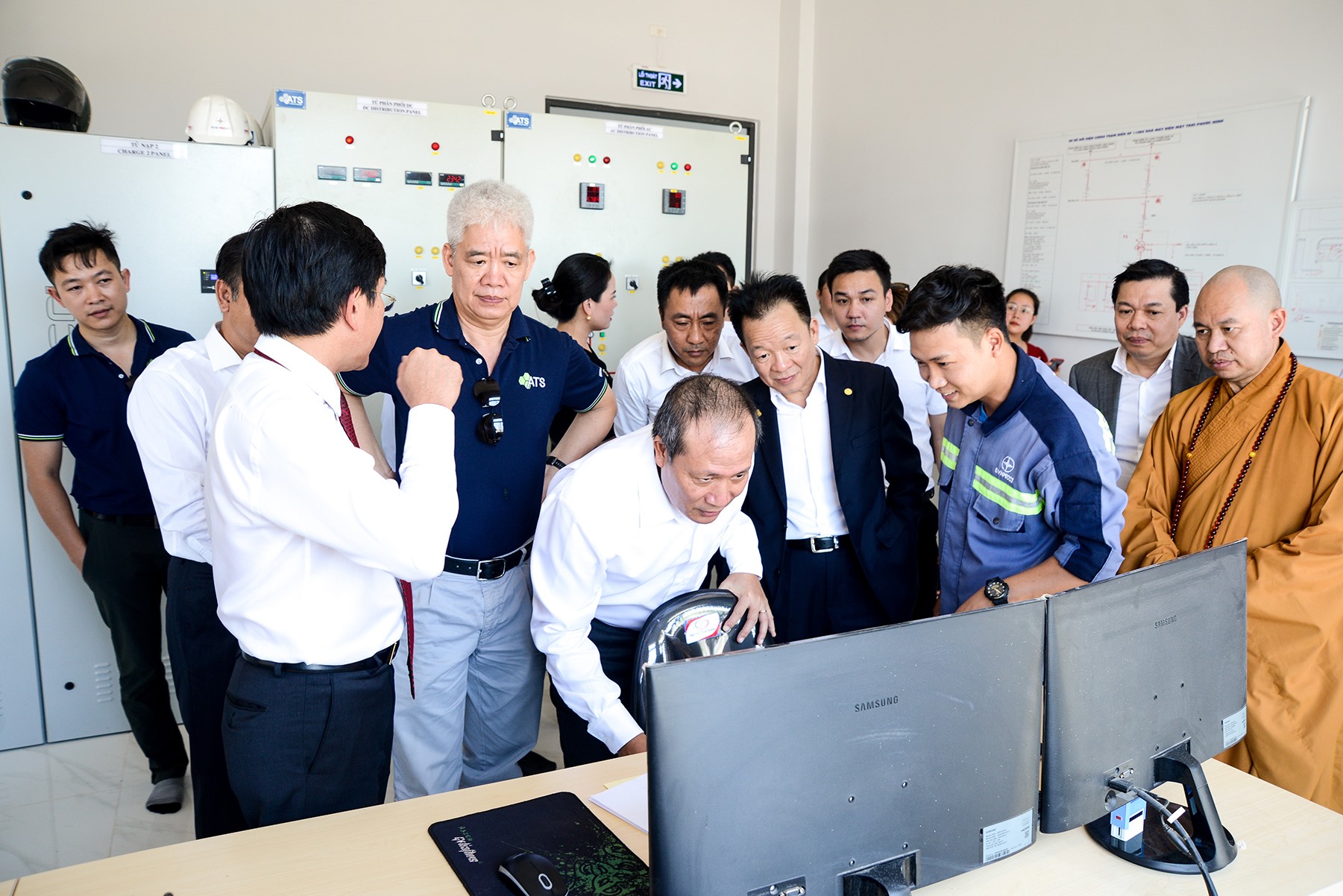 Thứ trưởng Bộ Công Thương Cao Quốc Hưng và Chủ tịch HĐQT T&T Group Đỗ Quang Hiển cùng các vị lãnh đạo thăm quan Trung tâm điều hành nhà máy điện mặt trời Phước Ninh