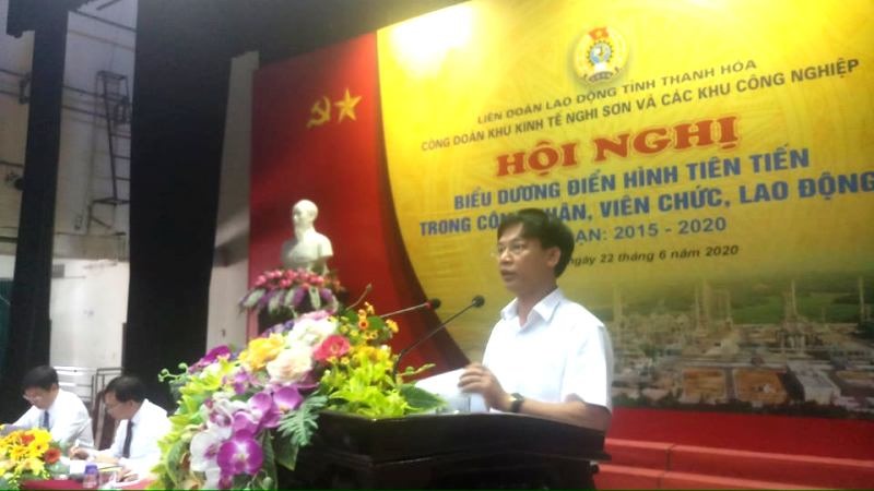 Ông Hà Xuân Thành - Phó Chủ tịch LĐLĐ tỉnh Thanh Hóa phát biểu tại hội nghị. Ảnh: Quách Du