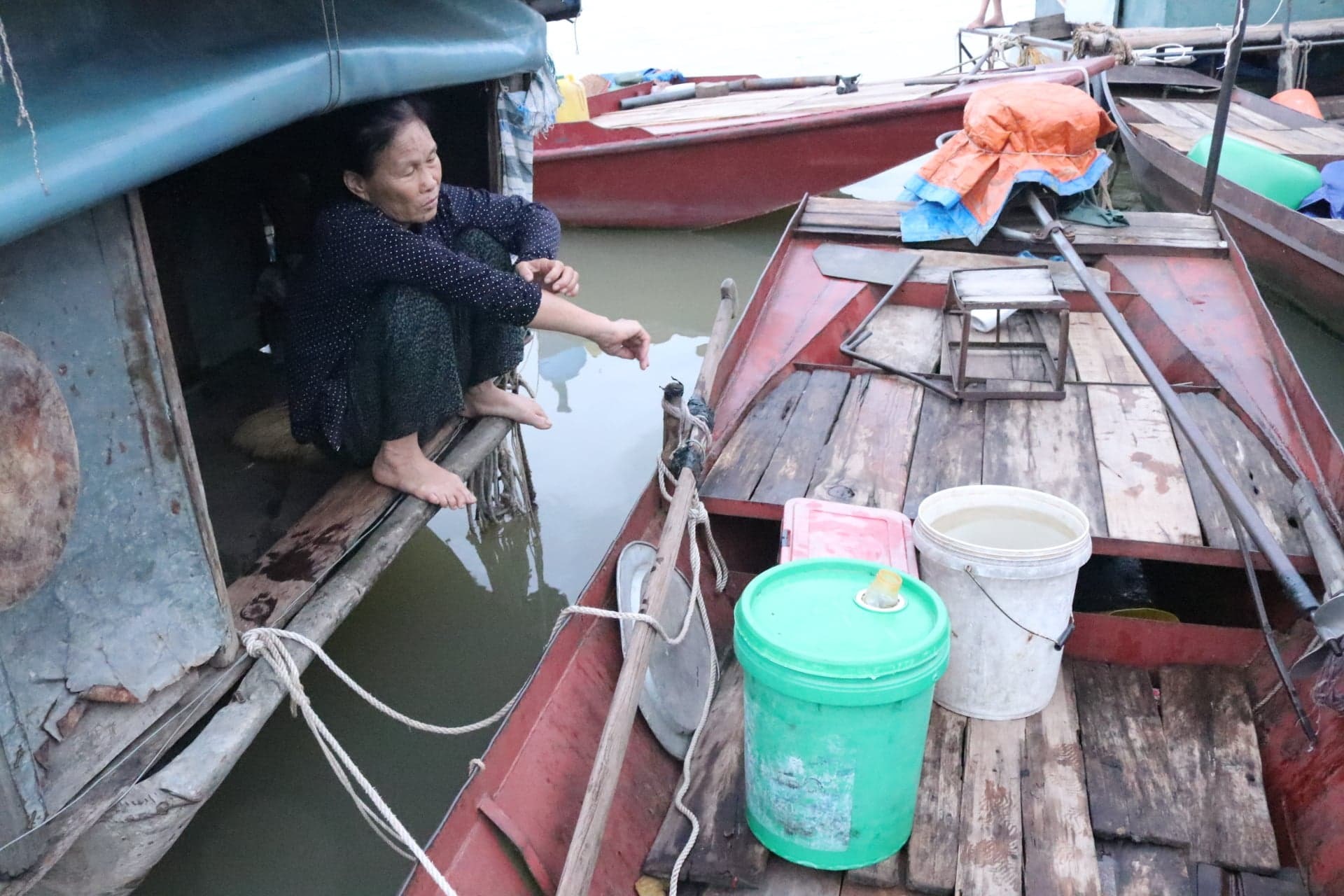 Bà Doãn Thị Nhi đang chẩn bị đồ đạc ra sông đánh bắt cá.