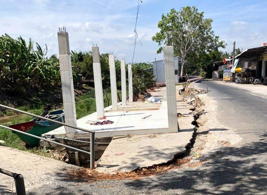 Thiếu nước, vào mùa khô hàng loạt đường giao thông tại Cà Mau bị sạt lở nghiêm trọng (ảnh Nhật Hồ)