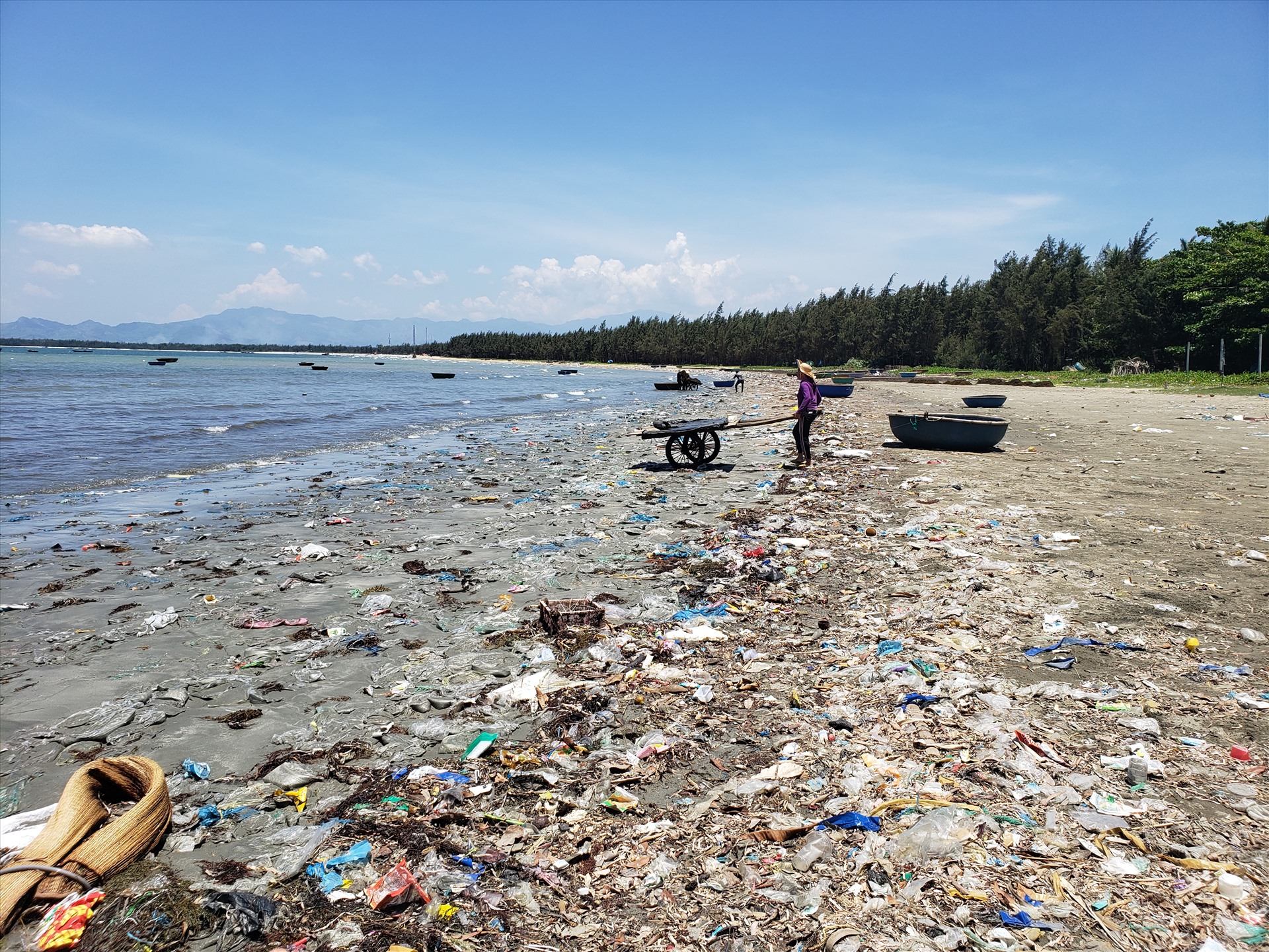 Hơn 1km bờ biển xã Tam Hải ngập tràn rác thải.