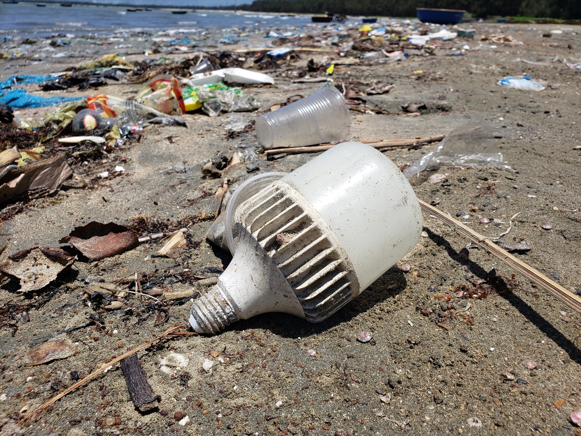 Bóng đèn, rác thải tấp vào bờ biển xã Tam Hải.