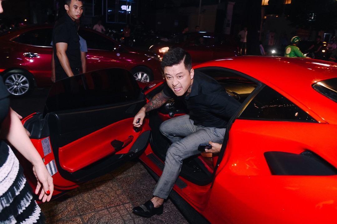 Tuấn Hưng bán siêu xe Ferrari 488 GTB
