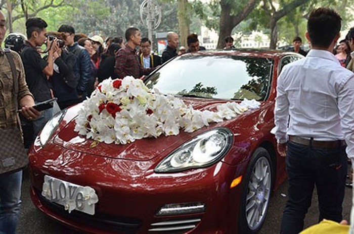 Siêu xe Porsche Panamera Turbo với tông màu đỏ chủ đạo được Tuấn Hưng chi mạnh 10 tỉ để sở hữu. Ảnh: Chụp màn hình