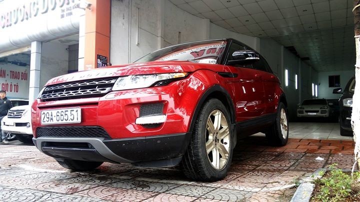 Chiếc xế hộp SUV hạng sang Range Rover Evoque trị giá 3 tỉ đồng được nam ca sĩ tậu cách đây vài năm trước. Ảnh: Cắt từ clip