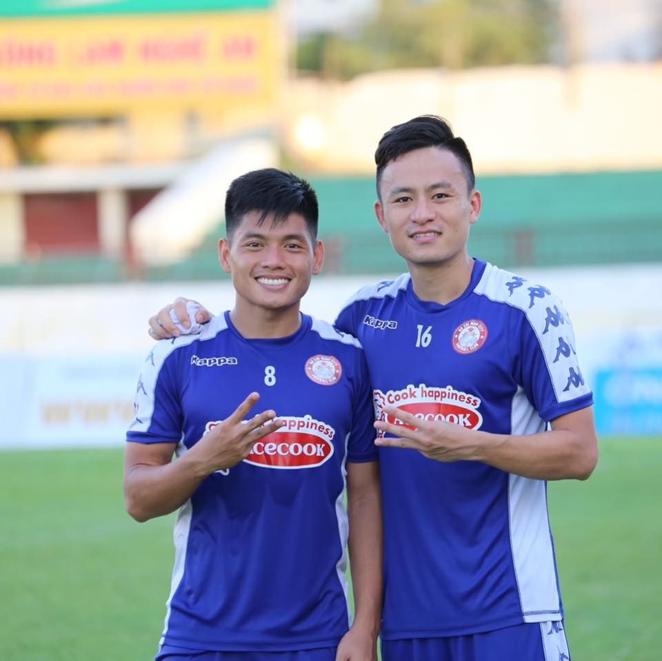 Võ Huy Toàn (phải) và tiền vệ Nguyễn Thanh Bình tự tin cùng đội nhà giành chiến thắng. Cầu thủ này vừa khai hoả tại V.League 2020 với bàn thắng ấn định chiến thắng cho TP.HCM trước Viettel ở vòng 5. Ảnh: HCM FC.