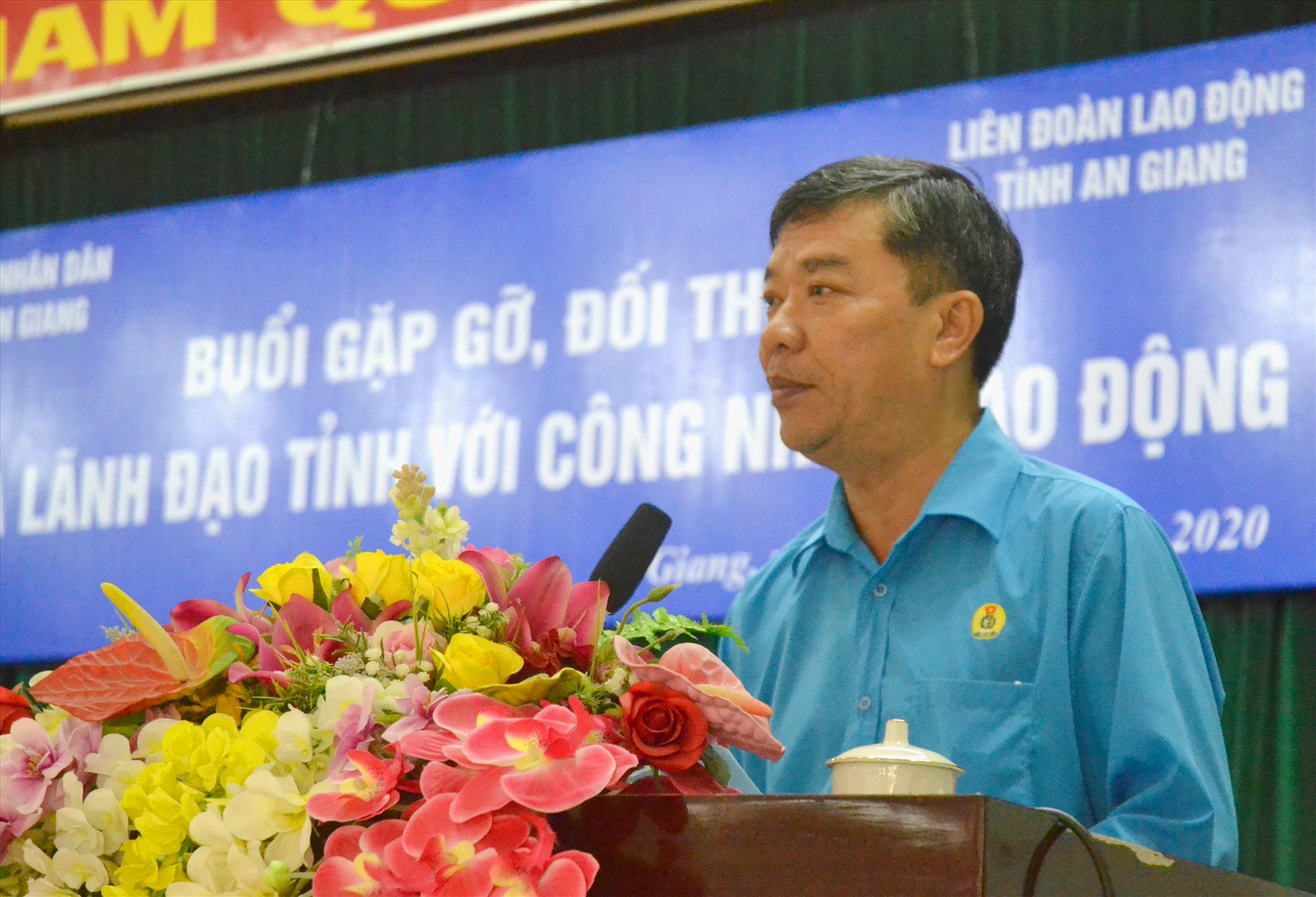 Phó Chủ tịch LĐLĐ An Giang Nguyễn Hữu Giang báo cáo tại buổi đối thoại. Ảnh: LT