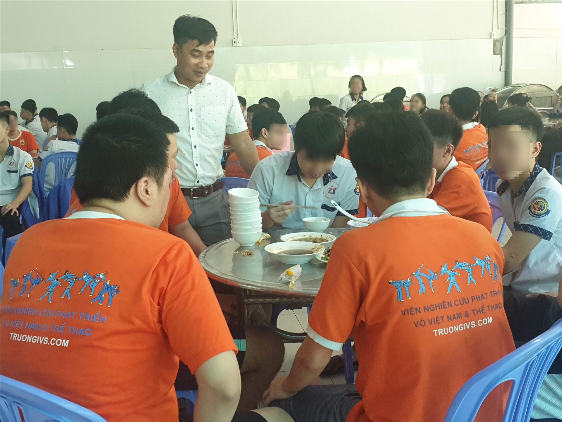 Các học sinh trường THCS - THPT Phùng Hưng trong giờ ăn trưa. Ảnh: Trần Tuấn