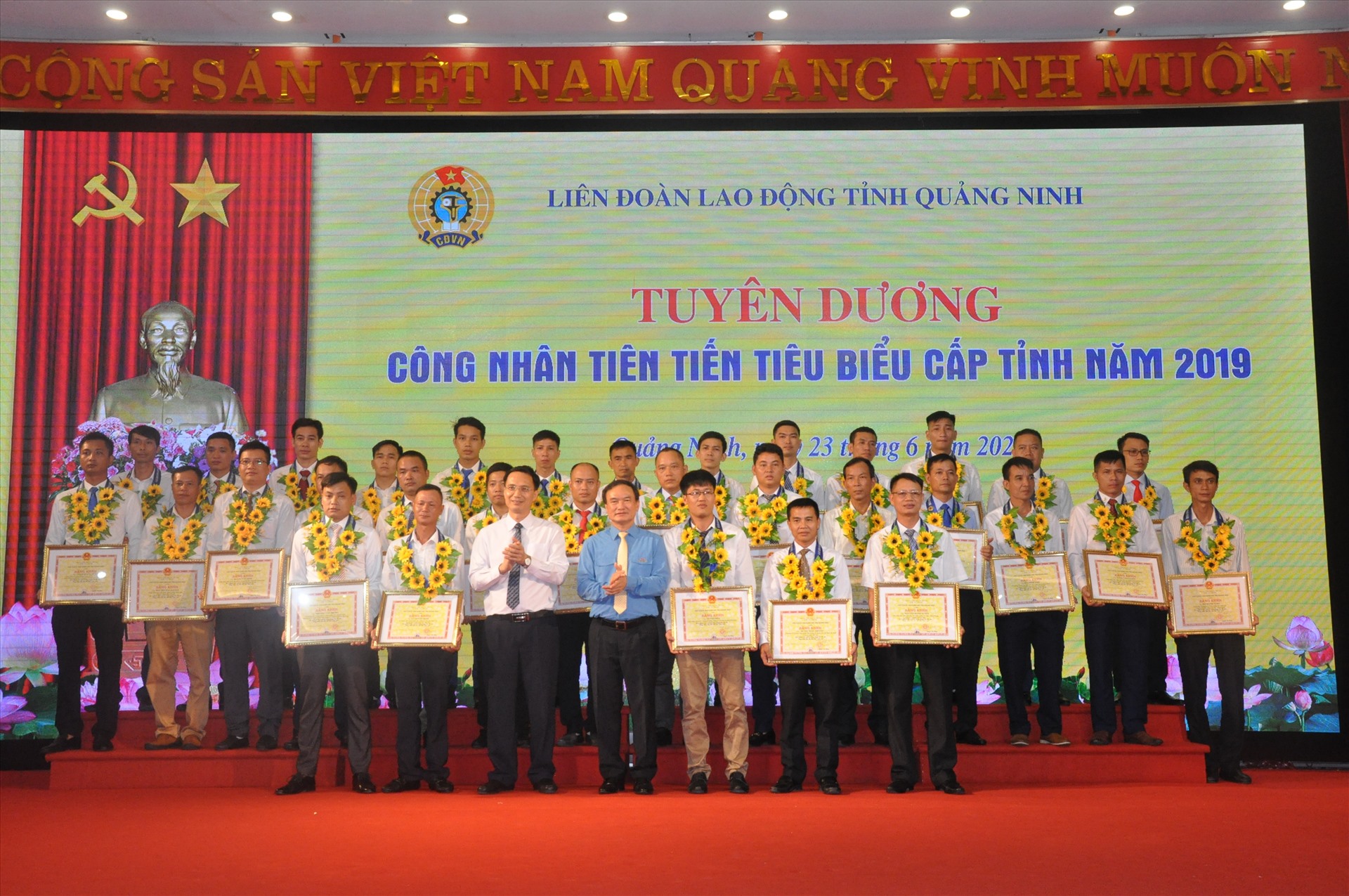 LĐLĐ tỉnh Quảng Ninh trao bằng khen cho công nhân tiêu biểu năm 2019. Ảnh: Nguyễn Hùng
