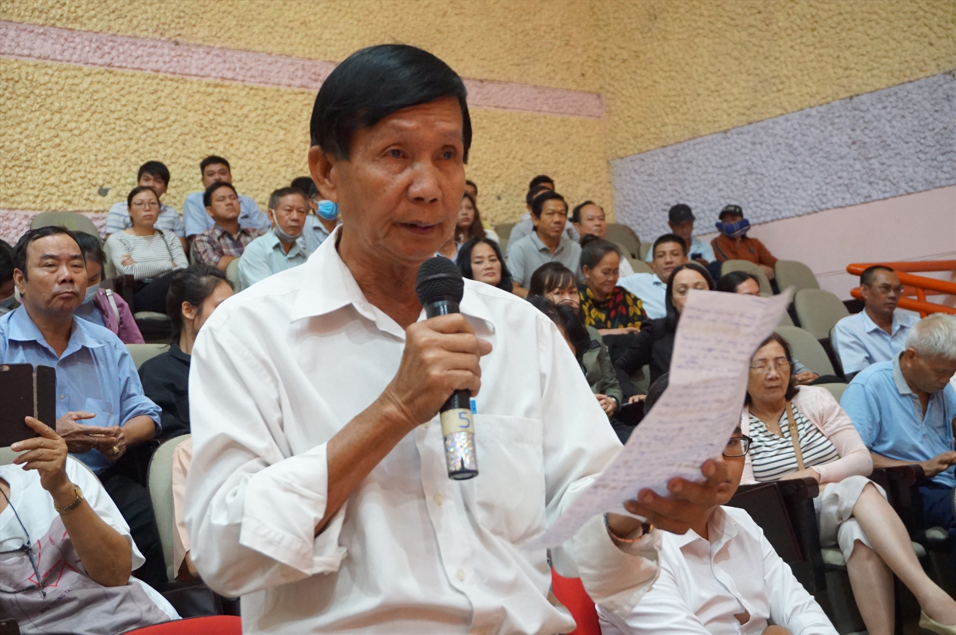 Cử tri Nguyễn Tấn Cứu nêu ý kiến tại buổi tiếp xúc cử tri     Ảnh: Minh Quân