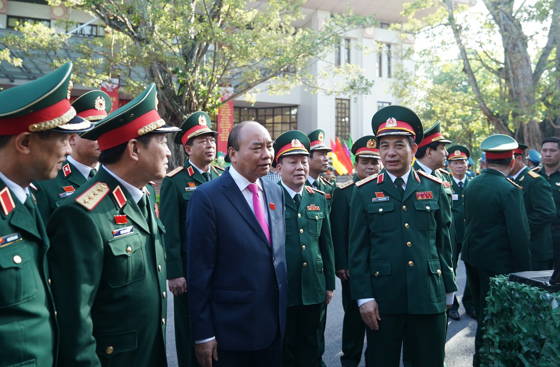Thủ tướng Nguyễn Xuân Phúc và các đồng chí lãnh đạo Bộ Quốc phòng. Ảnh VGP/Quang Hiếu