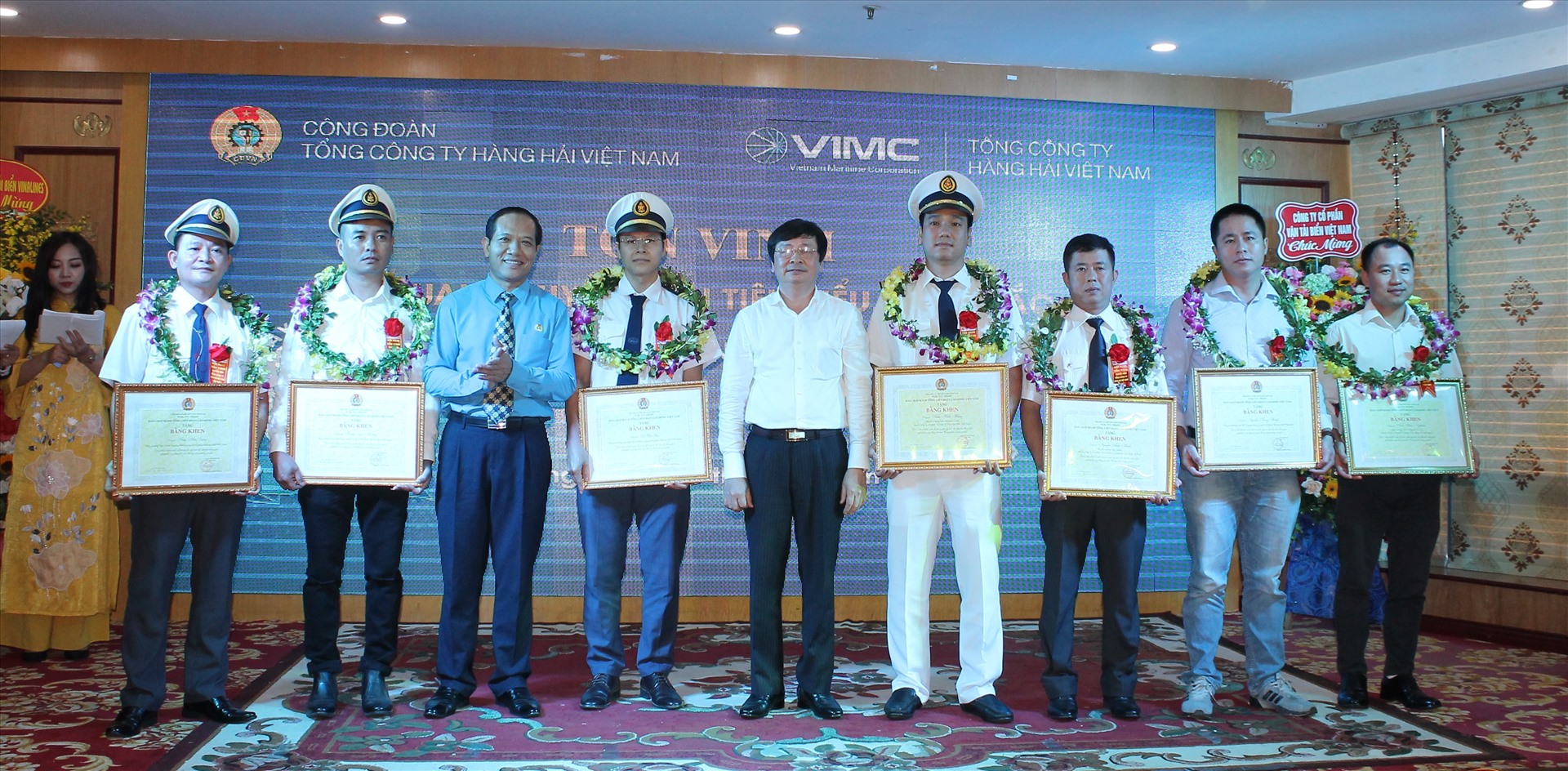 Đại diện Tổng Liên đoàn Lao động Việt Nam tặng bằng khen các cá nhân. Ảnh Mai Dung