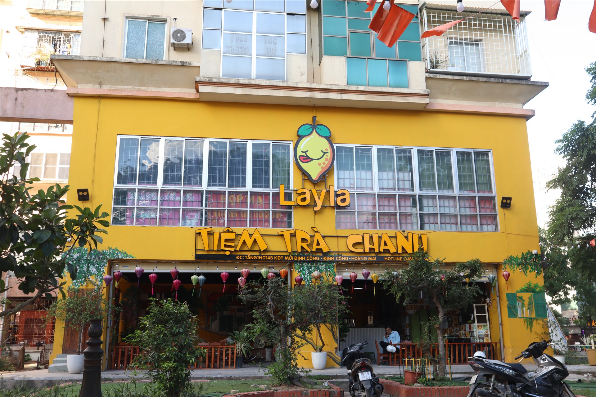 Một quán kinh doanh dịch vụ đồ uống mở cửa ngay tại mặt trước của tòa nhà N14B Định Công. Ảnh PV