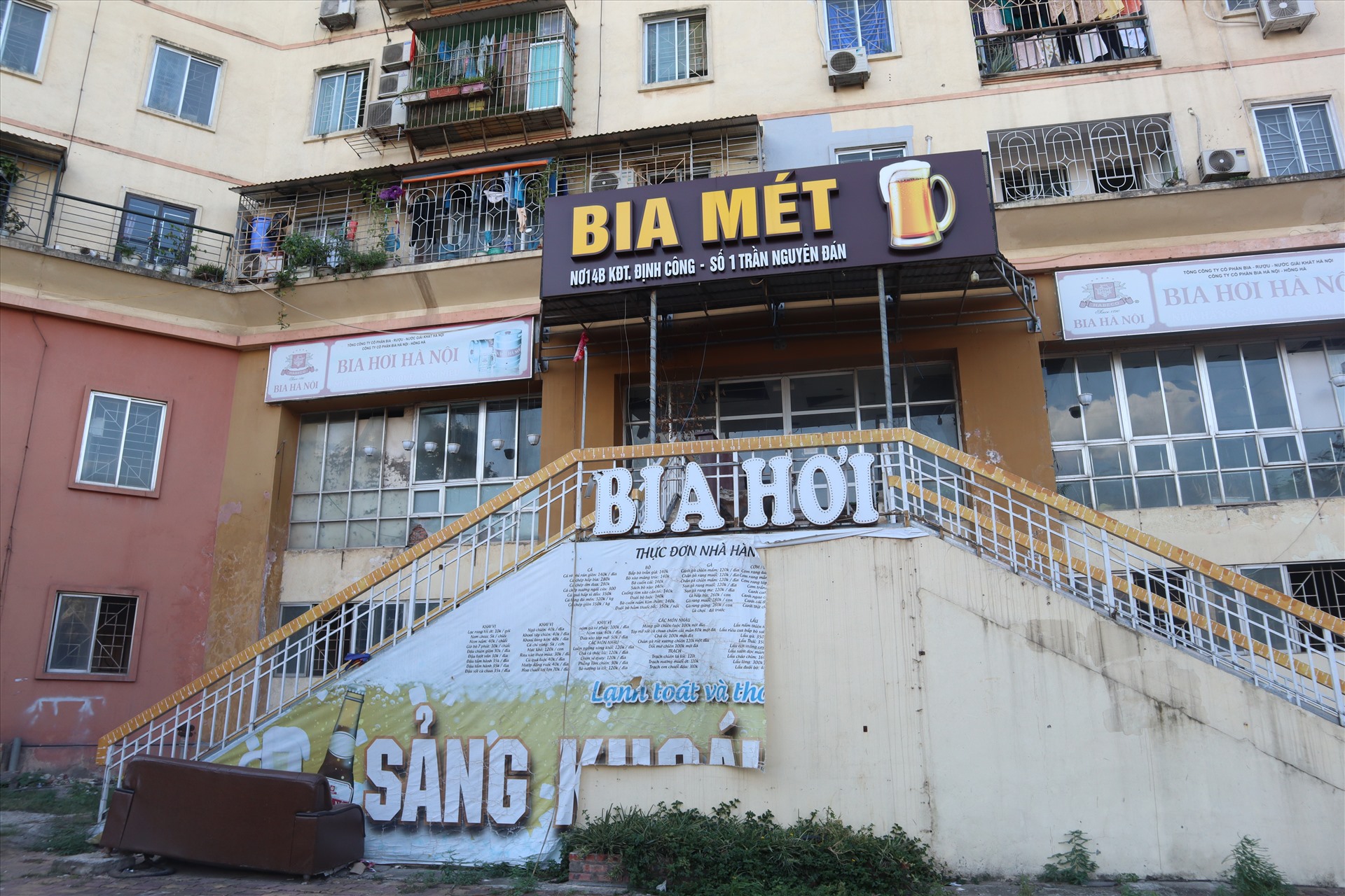 Tại mặt sau của tòa nhà cũng bị “xẻ thịt” trở thành nhà hàng, quán bia.