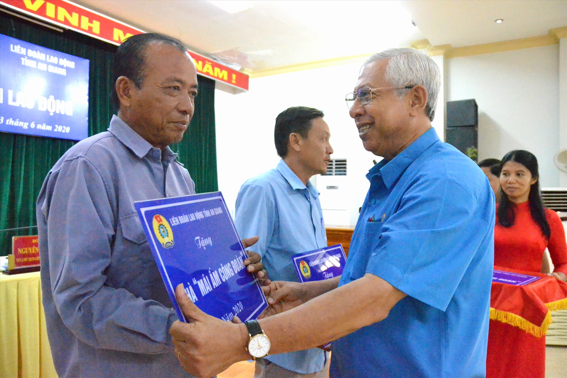 Chủ tịch LĐLĐ An Giang Nguyễn Thiện Phú tặng Mái ấm Công đoàn cho đoàn viên khó khăn nhà ở. Ảnh: LT