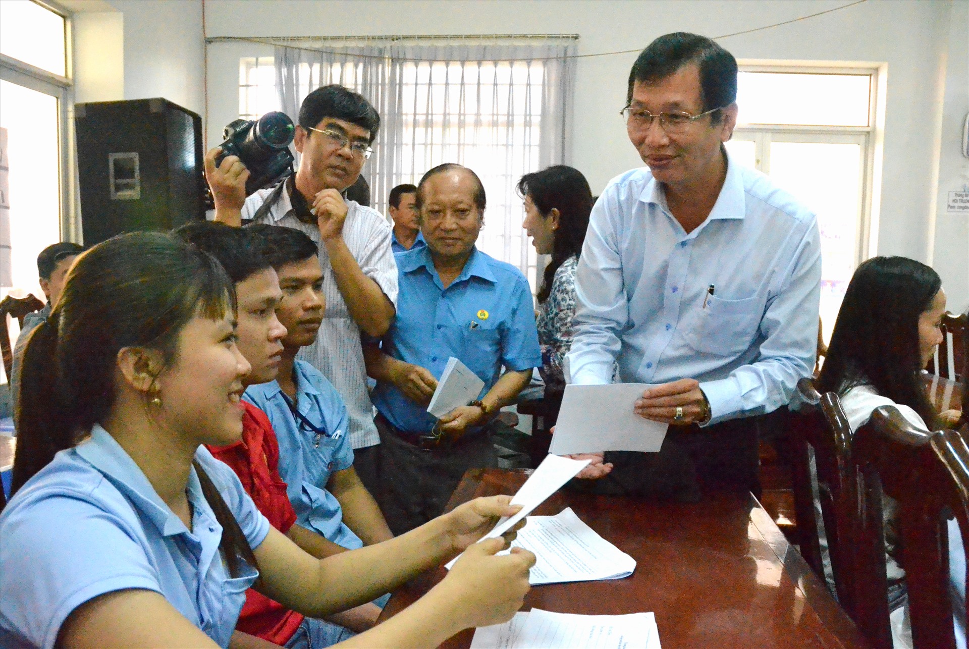 Phó Chủ tịch UBND tỉnh An Giang Lê Văn Phước tặng quà cho CNLĐ tham dự sự kiện. Ảnh: LT