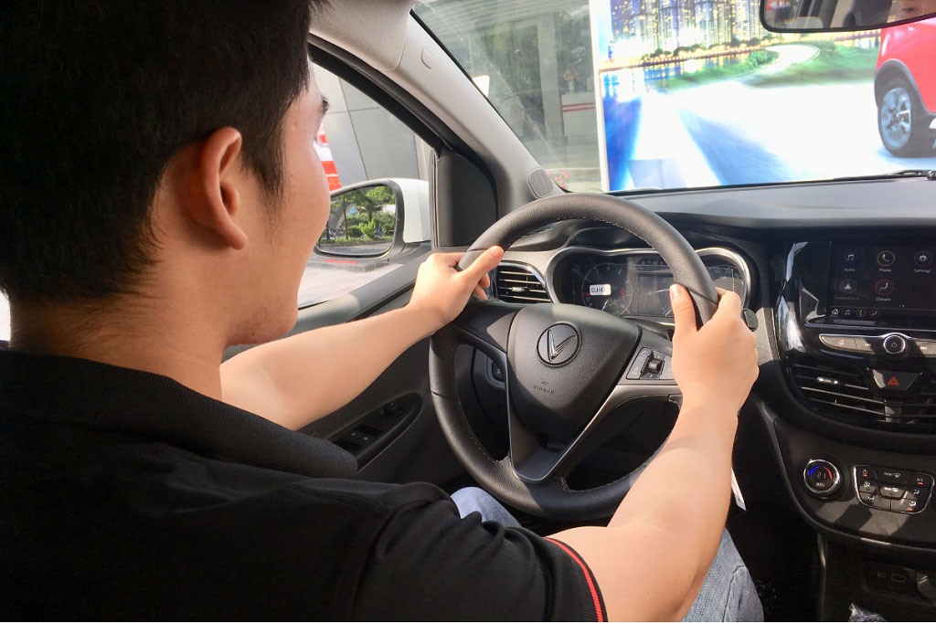 Tư thế cầm vô lăng chuẩn giúp lái xe kiểm soát tình huống tốt hơn. Ảnh: Cartimes.vn