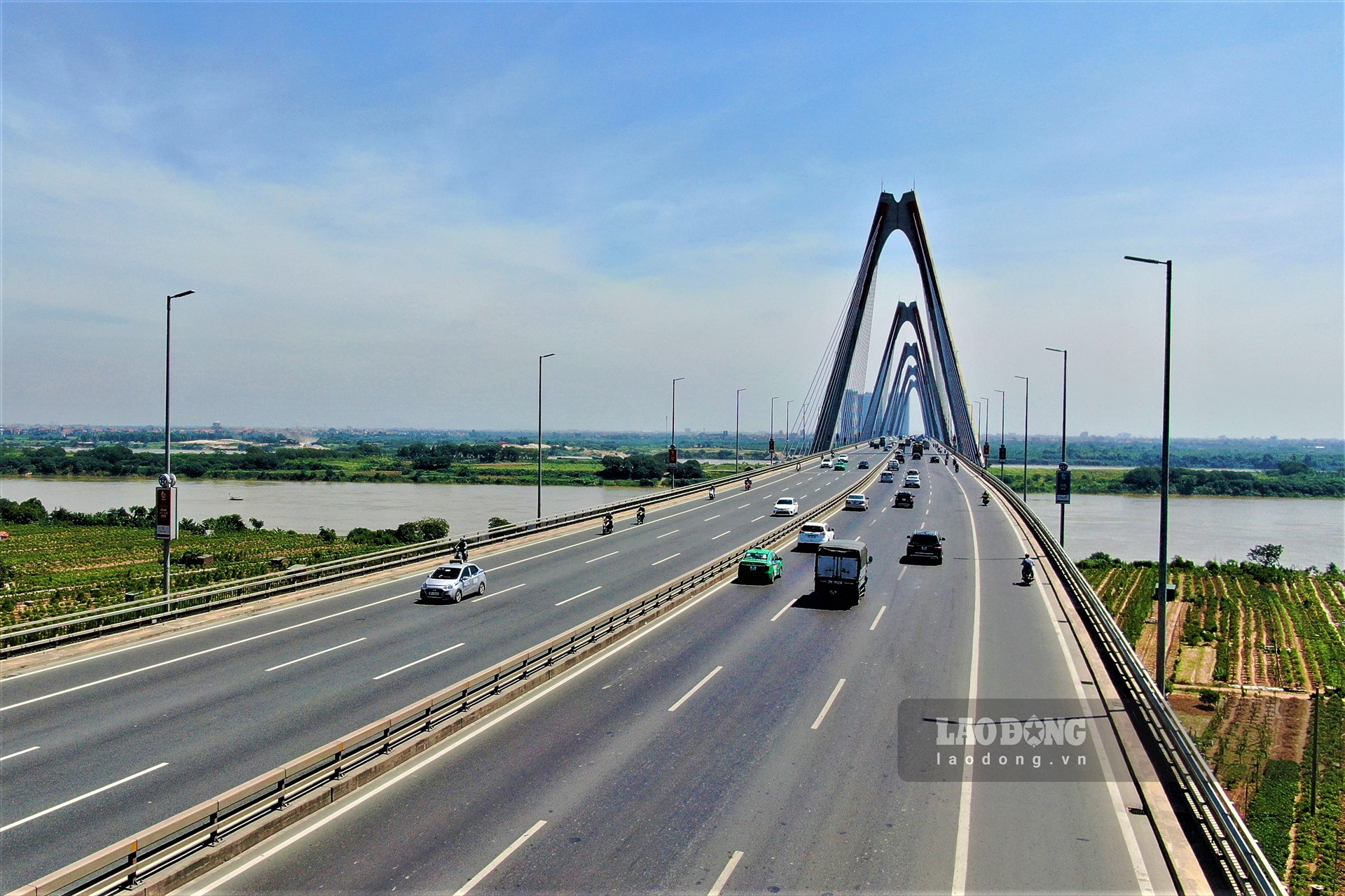 Cầu Nhật Tân là cây cầu dây văng lớn thứ 2 ở Việt Nam ở thời điểm hiện tại. Cầu được xây dựng với tổng mức đầu tư hơn 13.626 tỉ đồng.