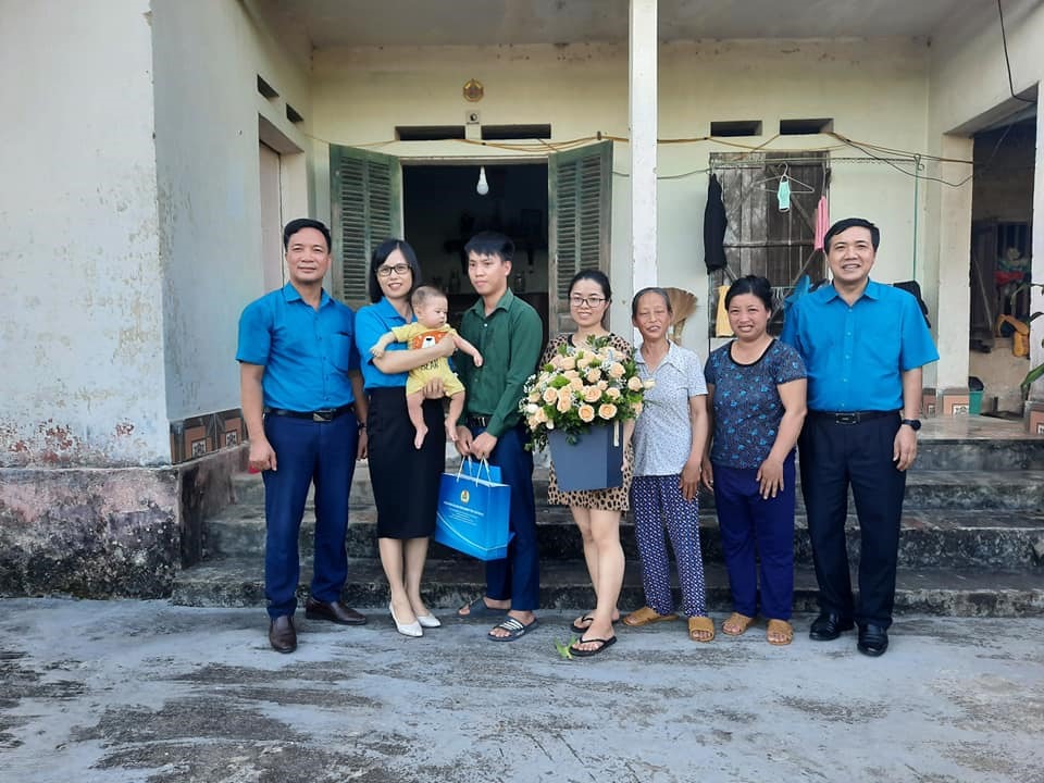Lãnh đạo LĐLĐ tỉnh Thái Nguyên thăm hỏi, tặng quà một cặp đôi công nhân. Ảnh: Ngọc Điệp