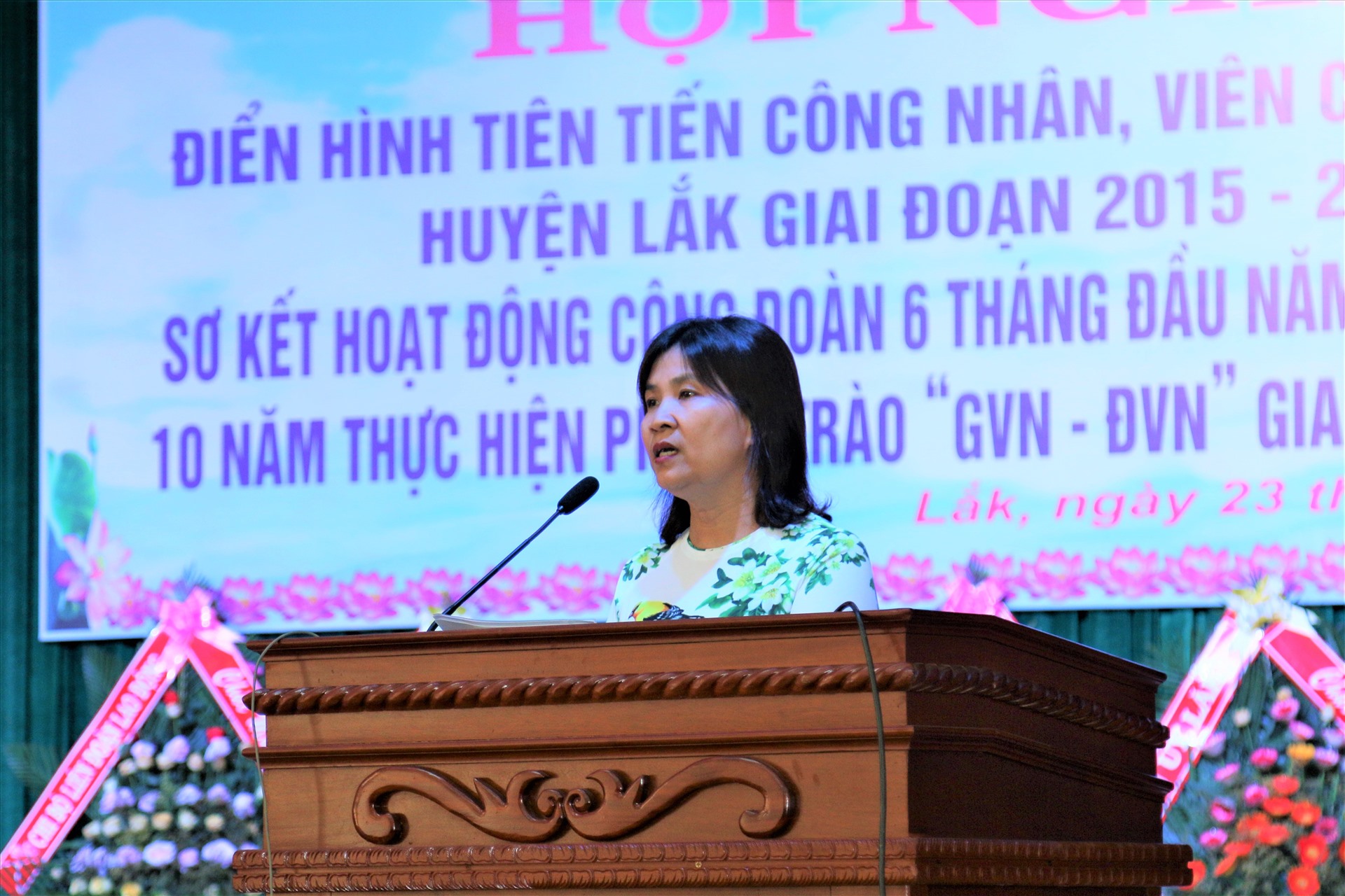 Bà Nguyễn Thị Lý - Phó Chủ tịch LĐLĐ tỉnh Đắk Lắk phát biểu tại Hội nghị. Ảnh Bảo Trung