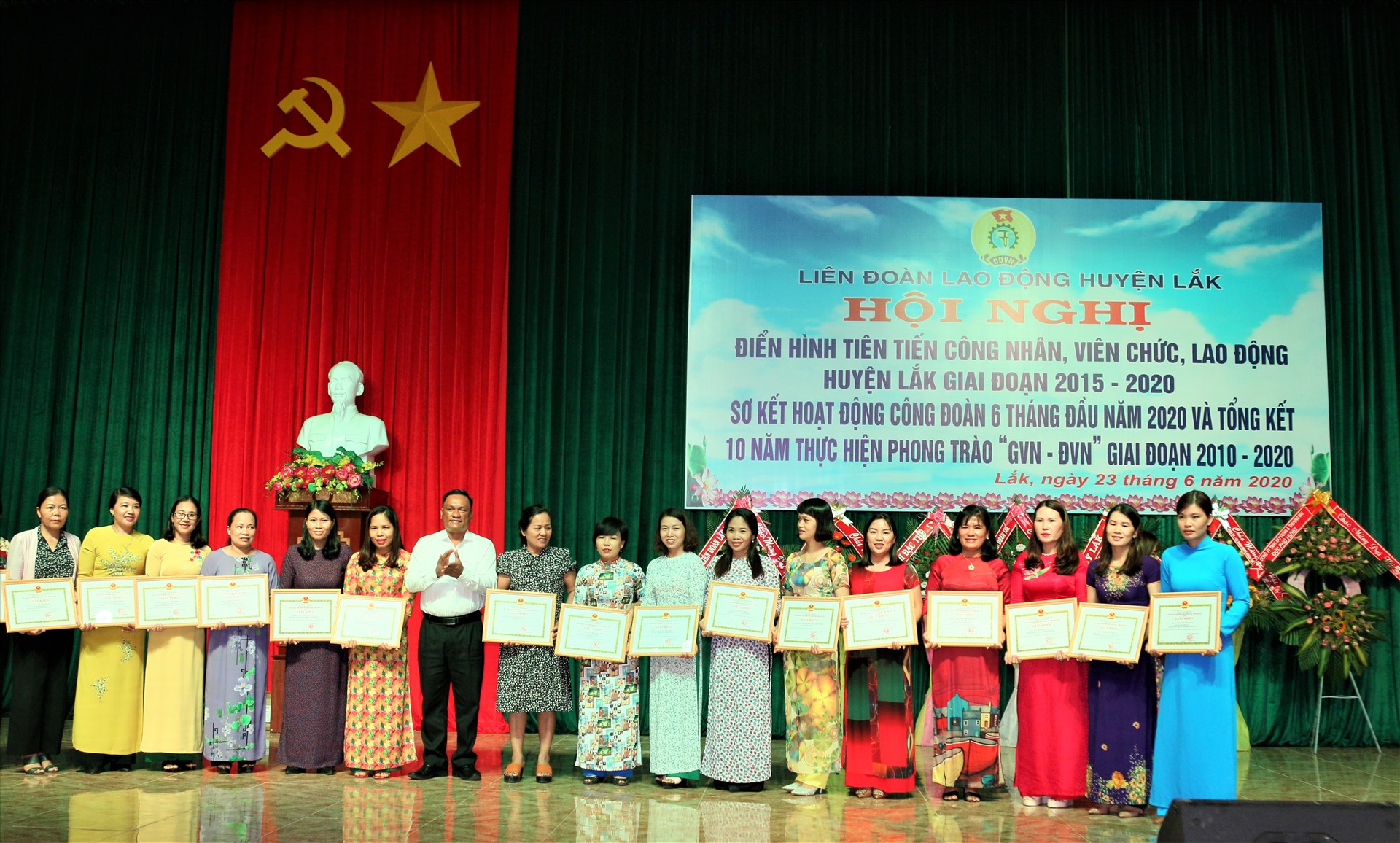 Lãnh đạo Huyện ủy Lắk tặng giấy khen cho các tập thể, cá nhân điển hình tiên tiến. Ảnh Bảo Trung