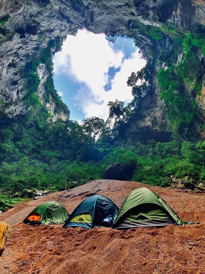 Từ trên cao nhìn xuống, Kong Collapse trông giống như cái đầu của con King Kong nổi tiếng trong bộ phim bom tấn cùng tên của đạo diễn Jordan Vogt-Roberts. Ảnh: Jungle Boss
