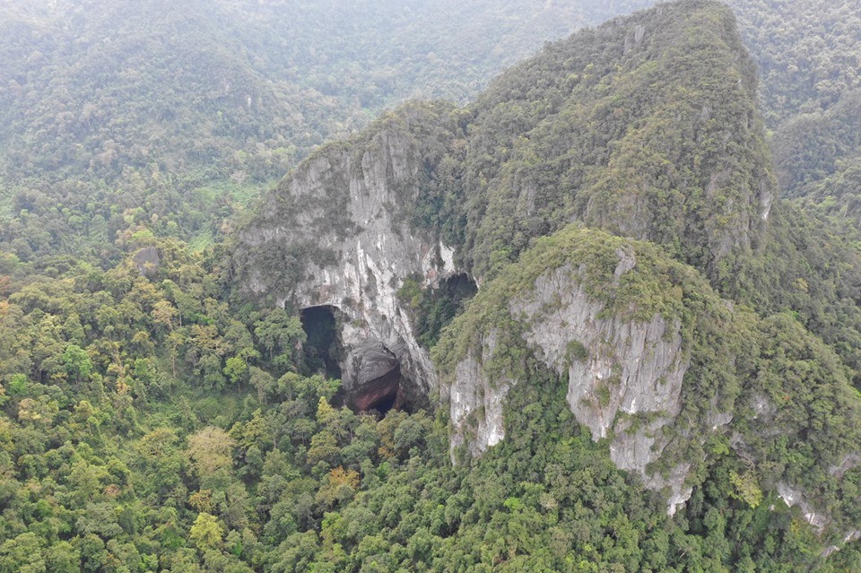 Để tìm được lối vào hố sụt này, đội ngũ chuyên gia đã sử dụng những thiết bị chuyên dụng hiện đại và an toàn bậc nhất mới tìm được chính xác vị trí cửa hố sụt. Ảnh: Jungle Boss