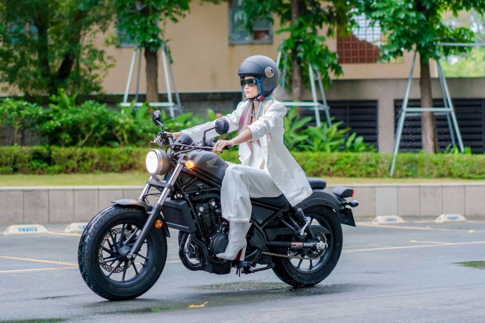 Honda ra mắt xe mô tô trang bị công nghệ tự cân bằng Riding Assist