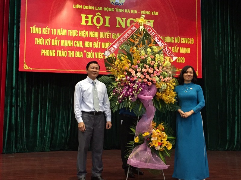 Lãnh đạo tỉnh Bà Rịa-Vũng Tàu tặng hoa chúc mừng hội nghị thành công. Ảnh: Nguyên Dũng